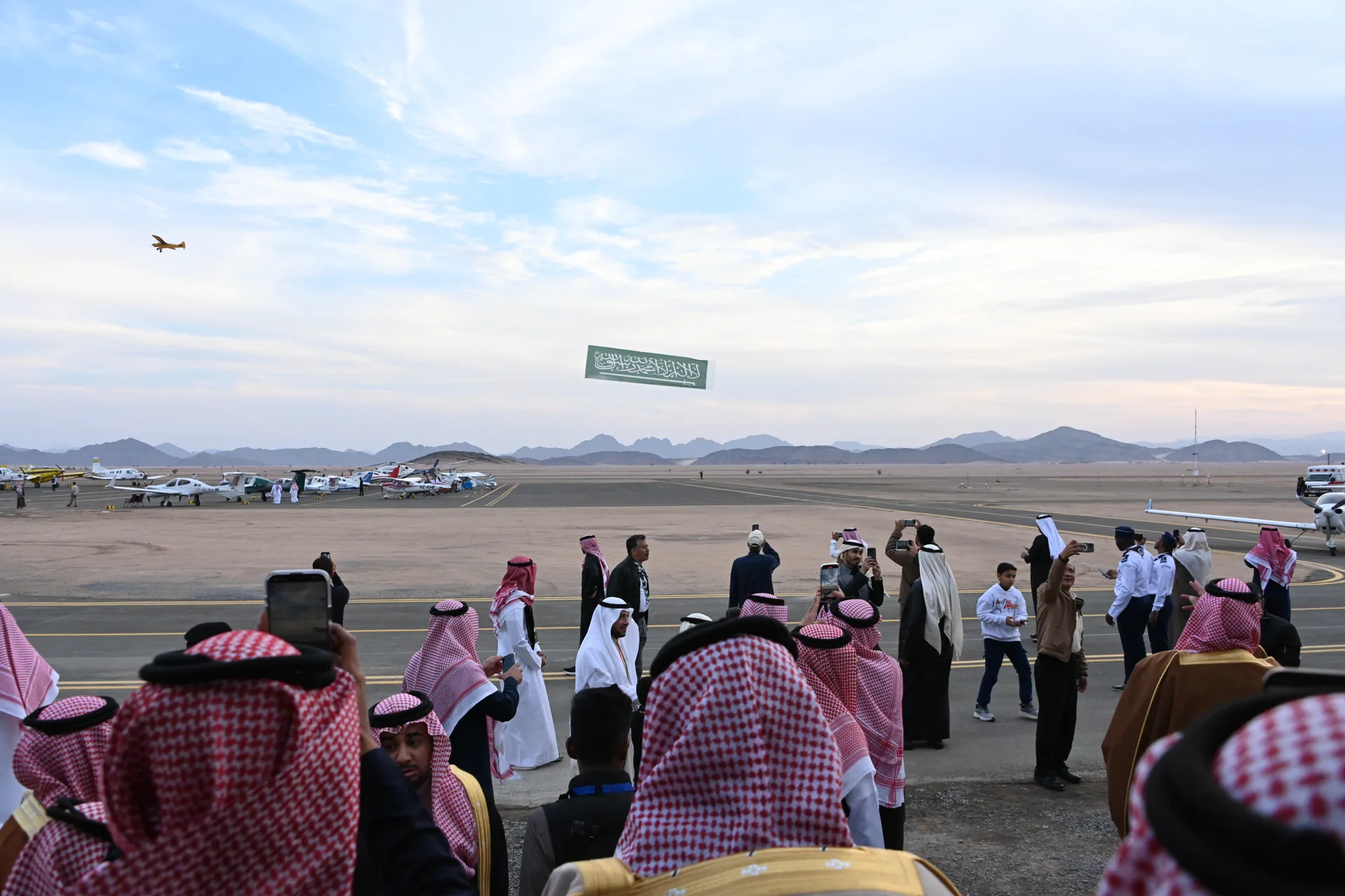 طائرة تسحب العلم السعودي فوق جمهور فعالية يوم التأسيس