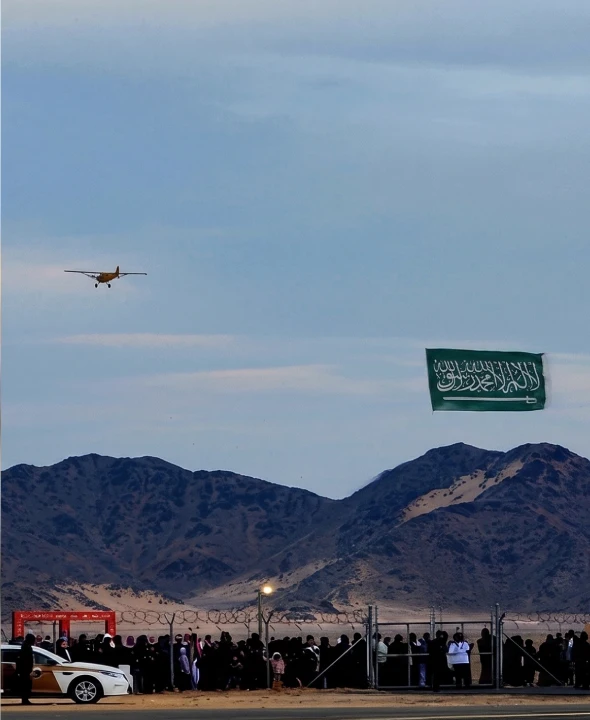 طائرة تسحب العلم السعودي فوق موقع مهرجان نادي الطيران السعودي